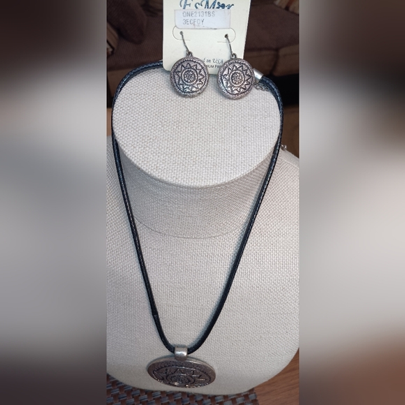 Sunflower Tribal Silver Pendant Necklace Set🌻 - Picture 3 of 5